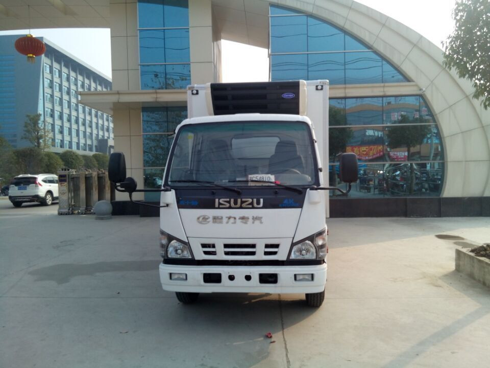 五十鈴排半冷藏車(chē)