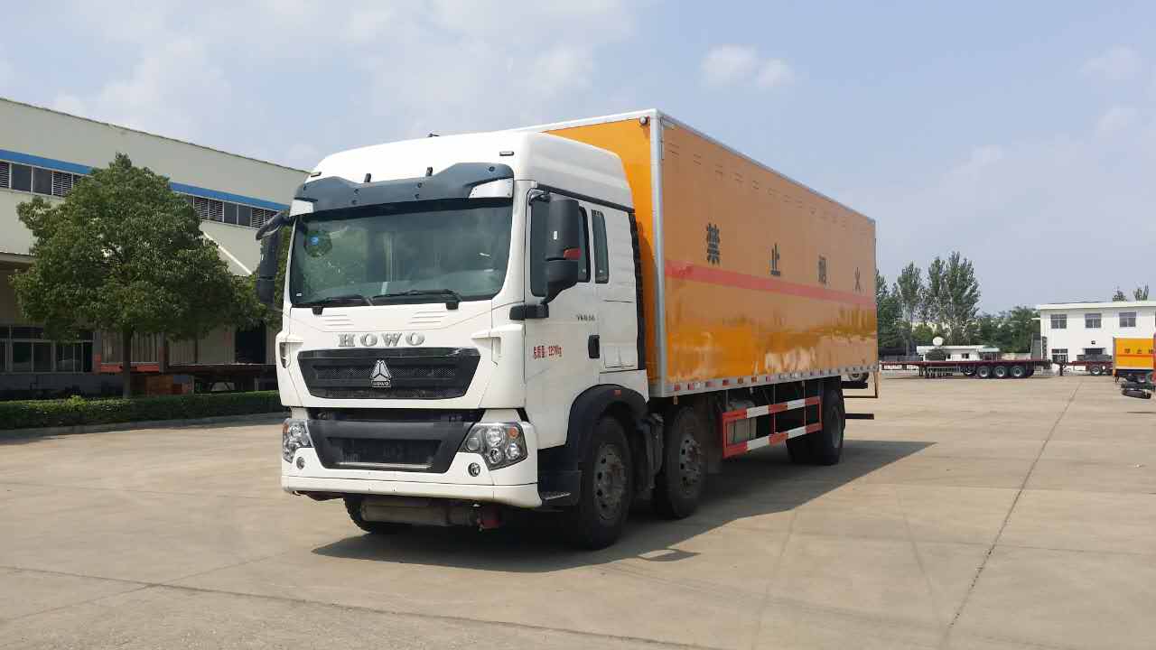 重汽9米6易燃液體廂式運輸車(chē)