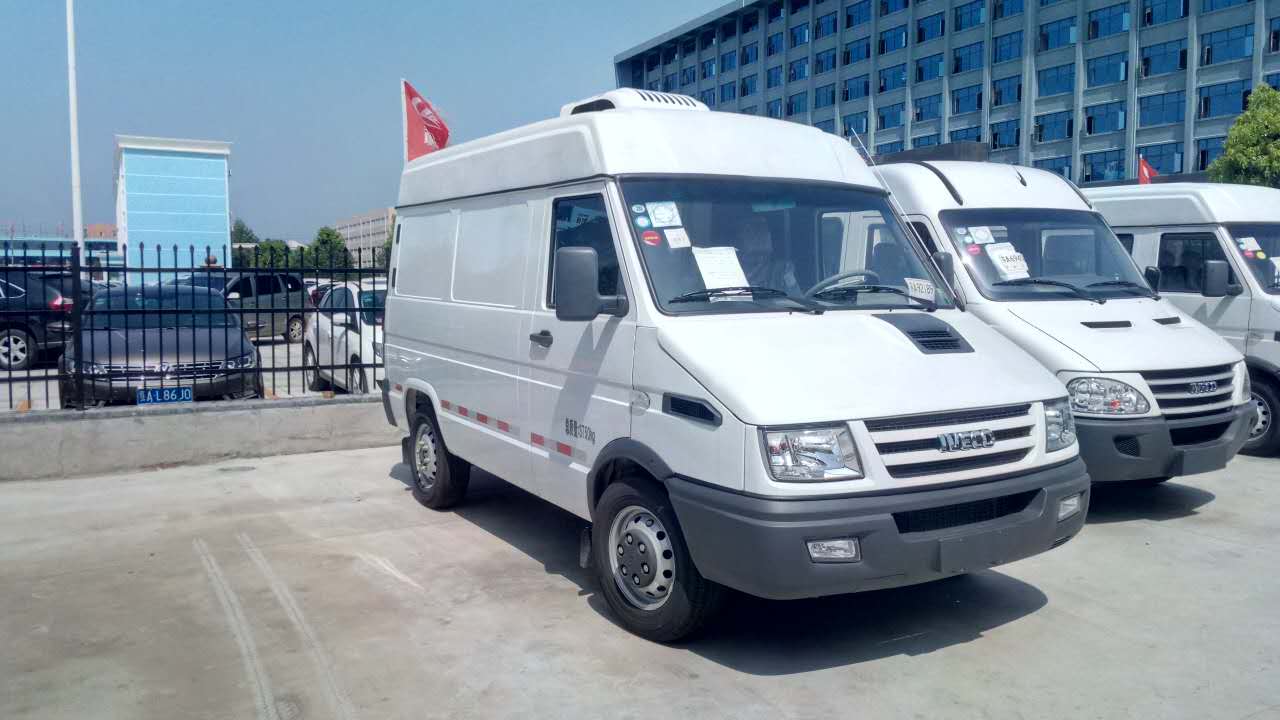依維柯國五柴油面包冷藏車(chē)